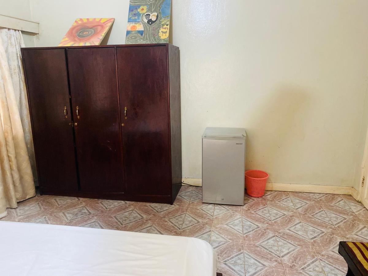 One World Village Guesthouse Bakau ภายนอก รูปภาพ