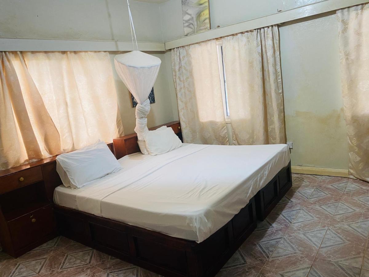 One World Village Guesthouse Bakau ภายนอก รูปภาพ