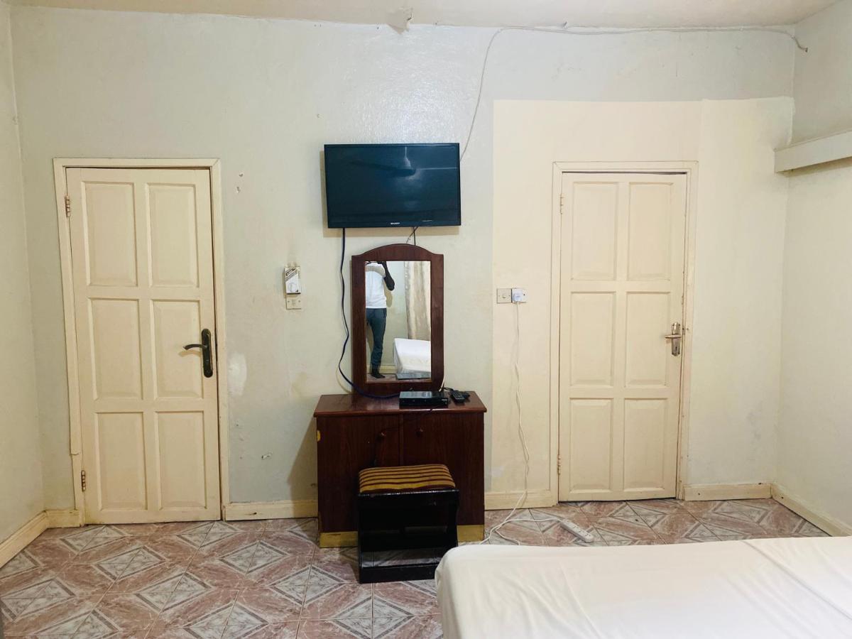 One World Village Guesthouse Bakau ภายนอก รูปภาพ