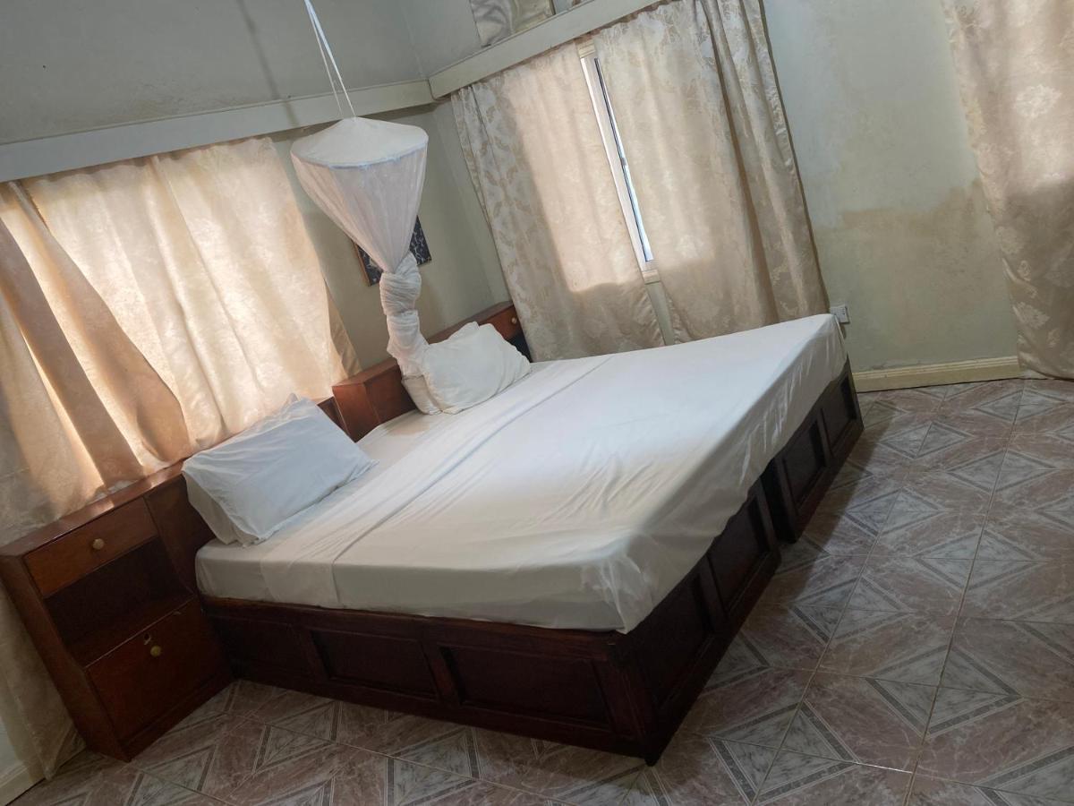 One World Village Guesthouse Bakau ภายนอก รูปภาพ